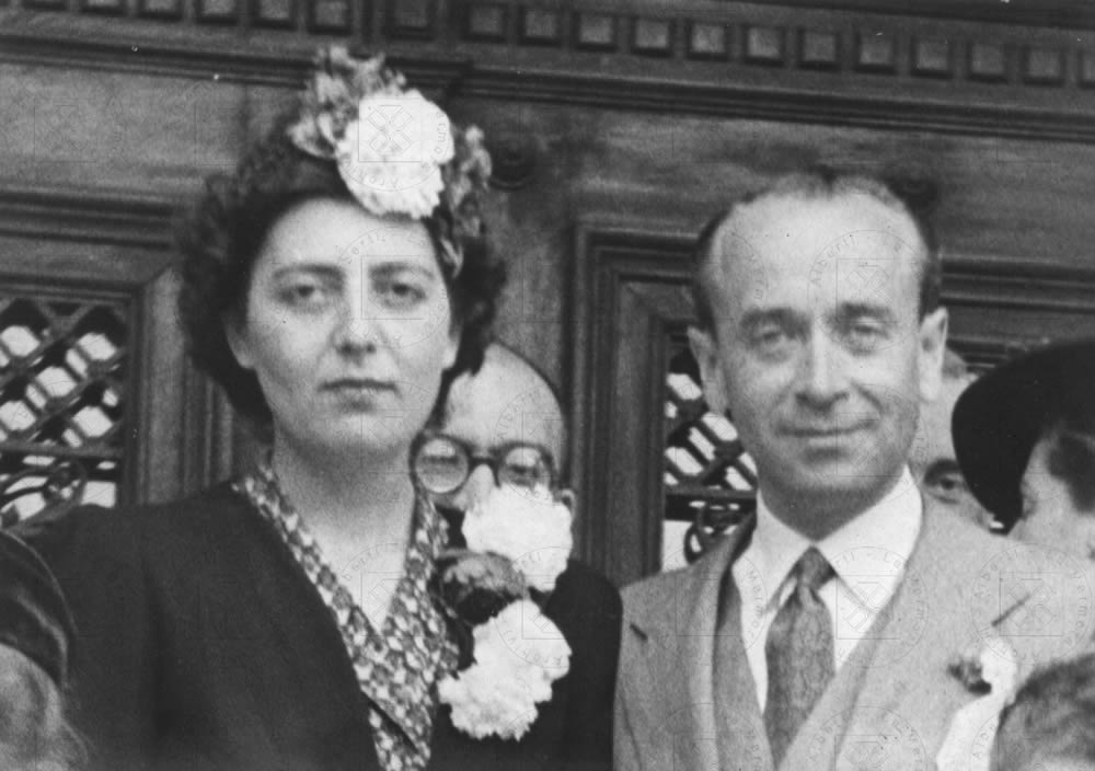 Guglielmo Alberti e Marilina Cavazza il giorno del loro matrimonio a Friburgo, in secondo piano Gianfranco Contini, testimone alle nozze, 26 maggio 1945